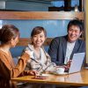 話のネタがあっても同僚と話が続かない原因と、楽しく話せる聞き方のコツ